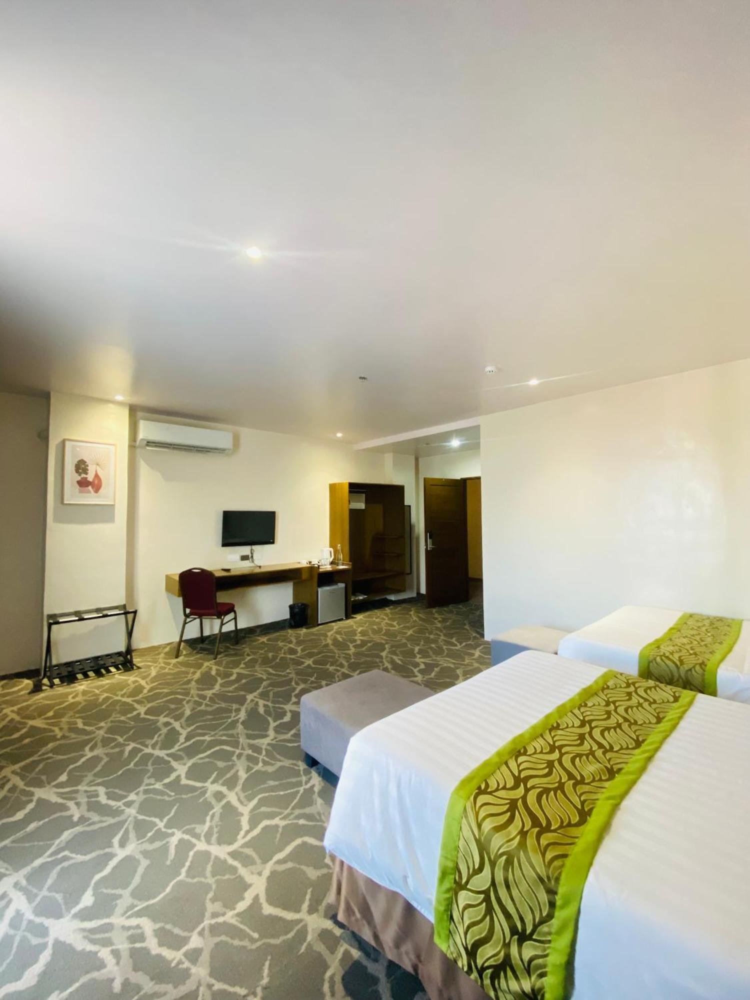 Maxi Hotel And Event Center Tagbilaran City Exteriör bild
