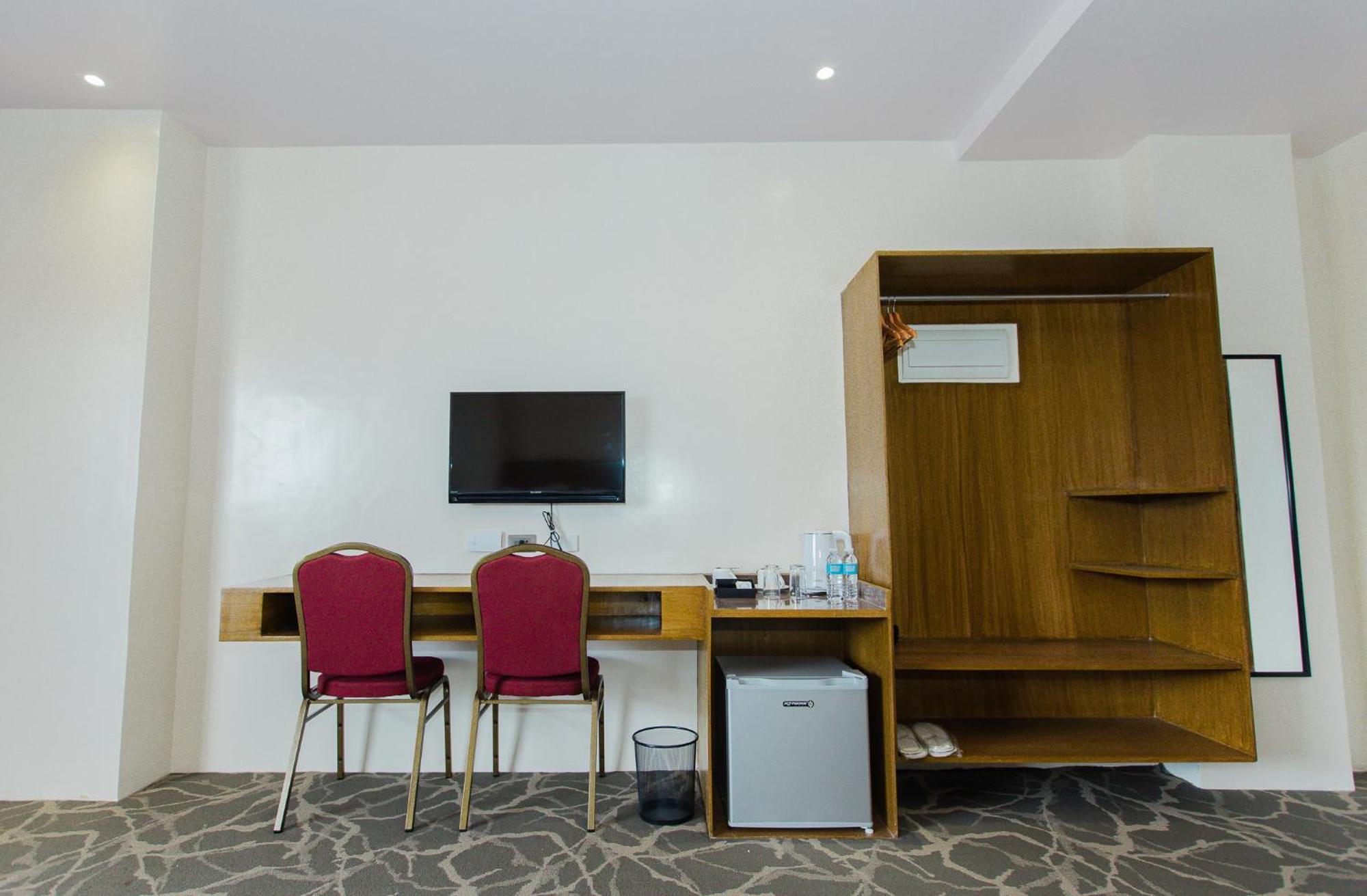 Maxi Hotel And Event Center Tagbilaran City Exteriör bild