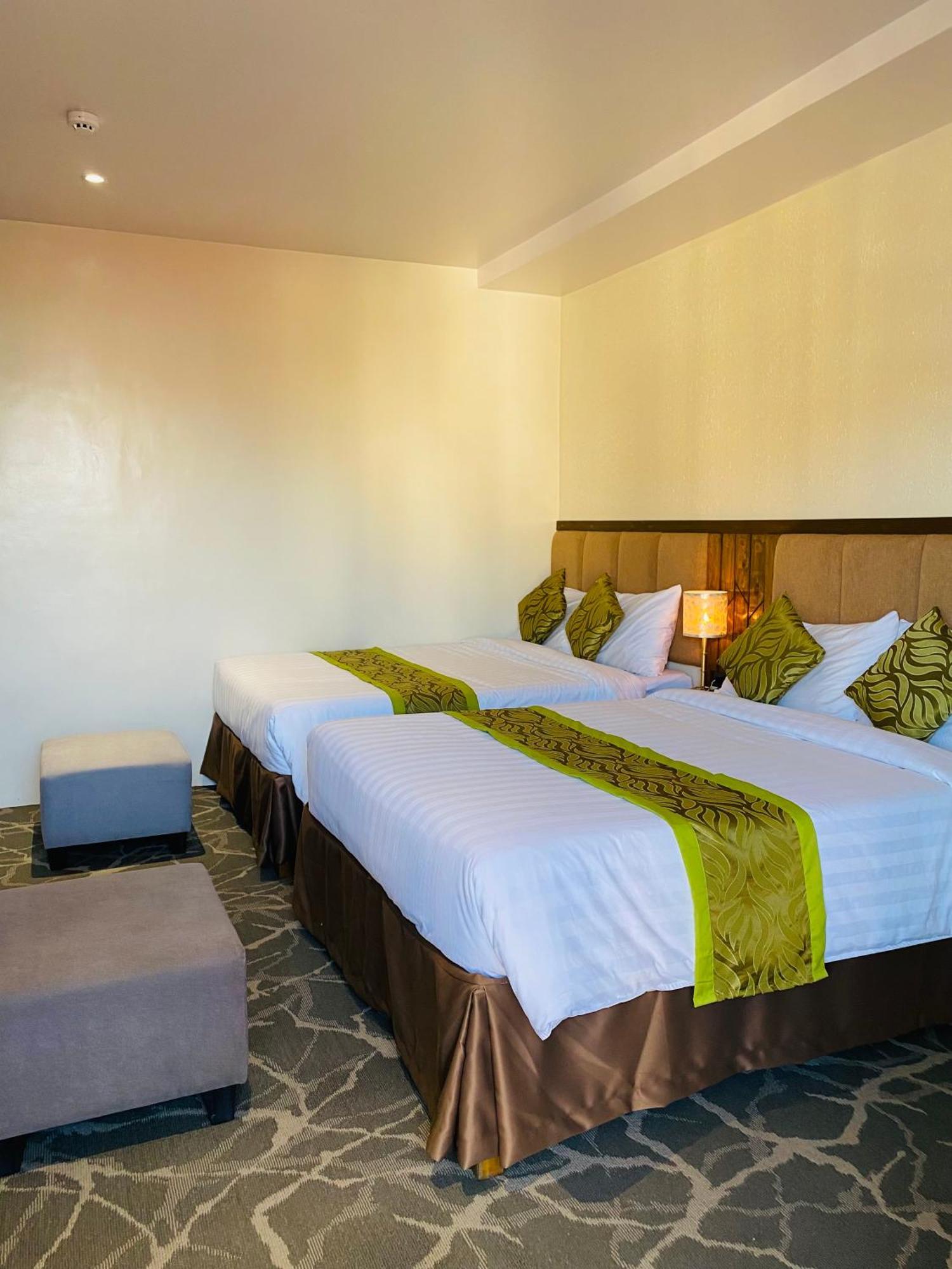 Maxi Hotel And Event Center Tagbilaran City Exteriör bild