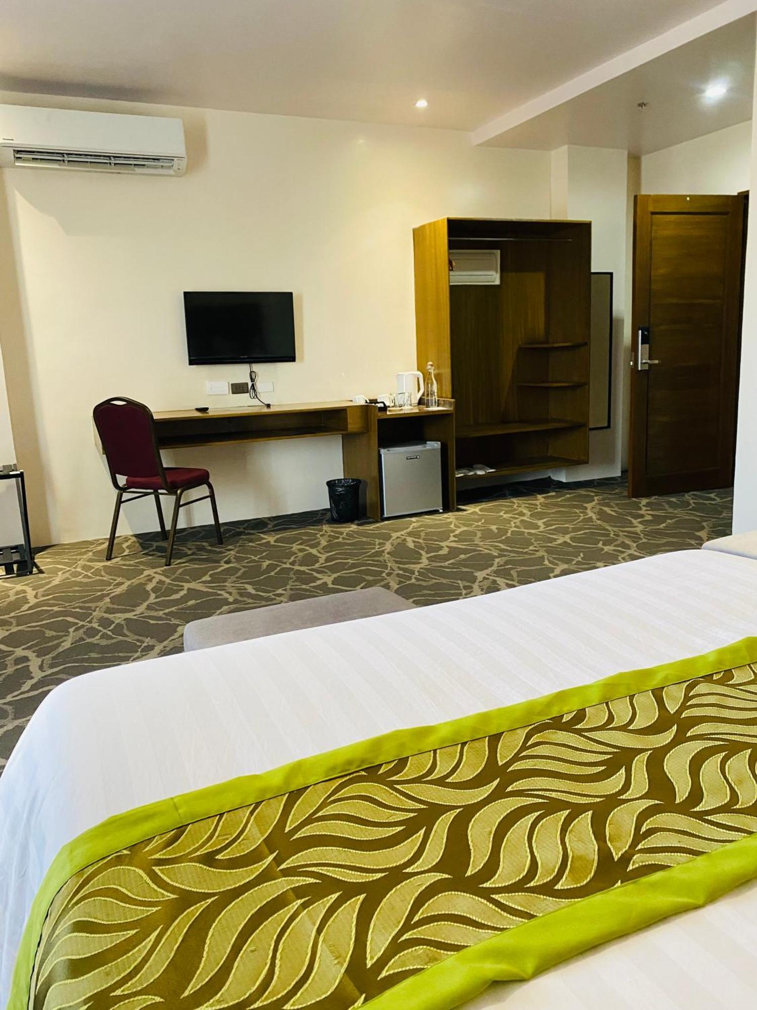 Maxi Hotel And Event Center Tagbilaran City Exteriör bild