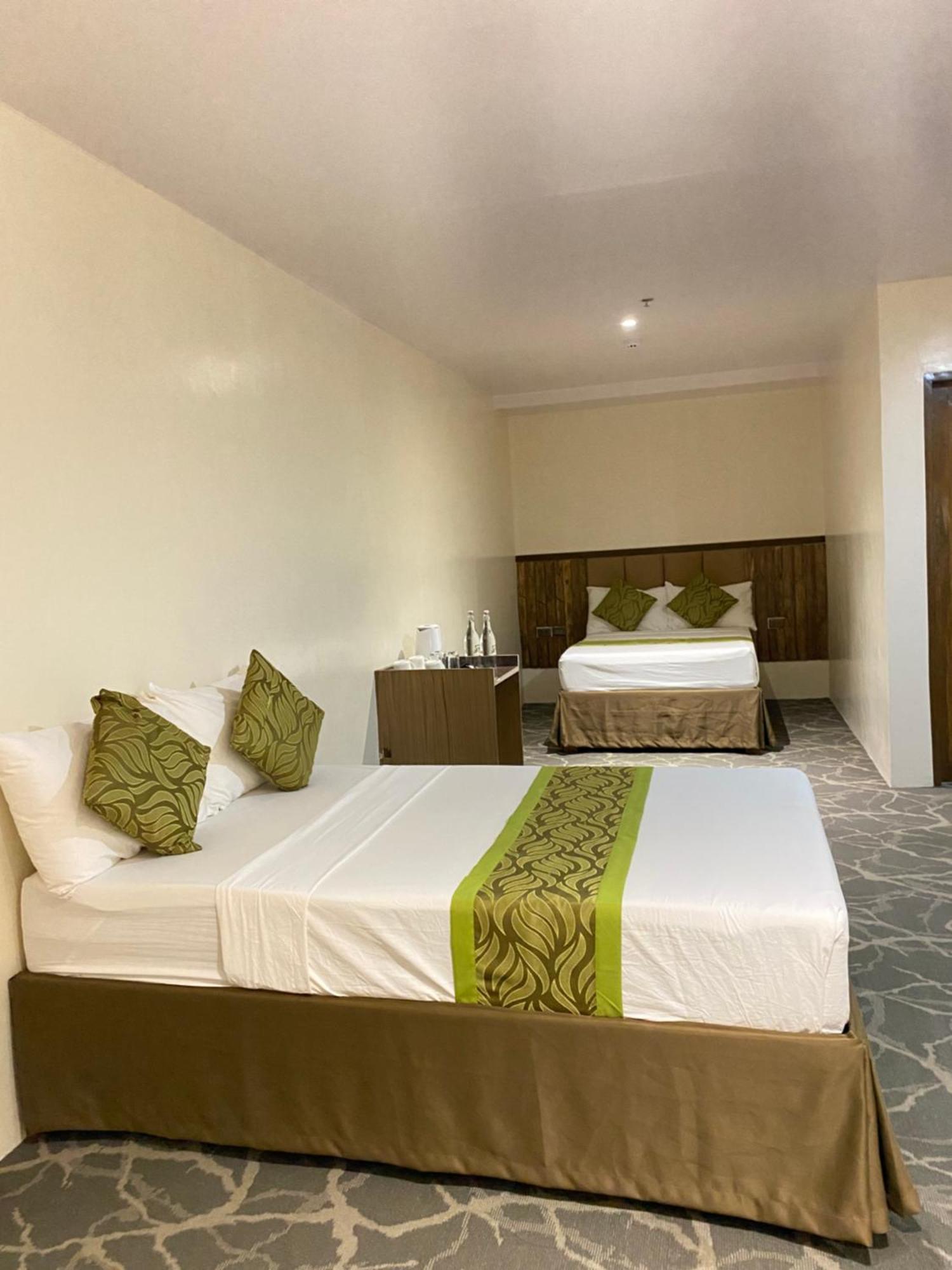 Maxi Hotel And Event Center Tagbilaran City Exteriör bild