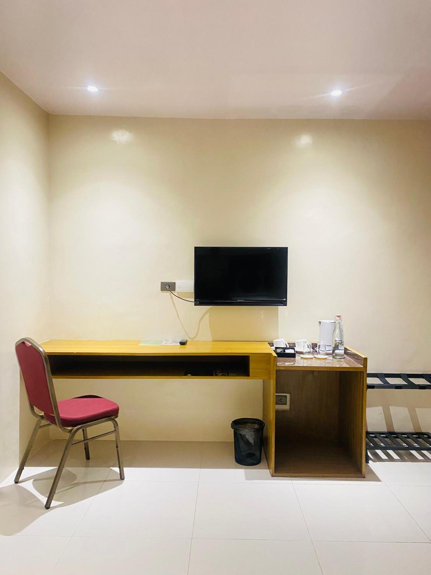 Maxi Hotel And Event Center Tagbilaran City Exteriör bild