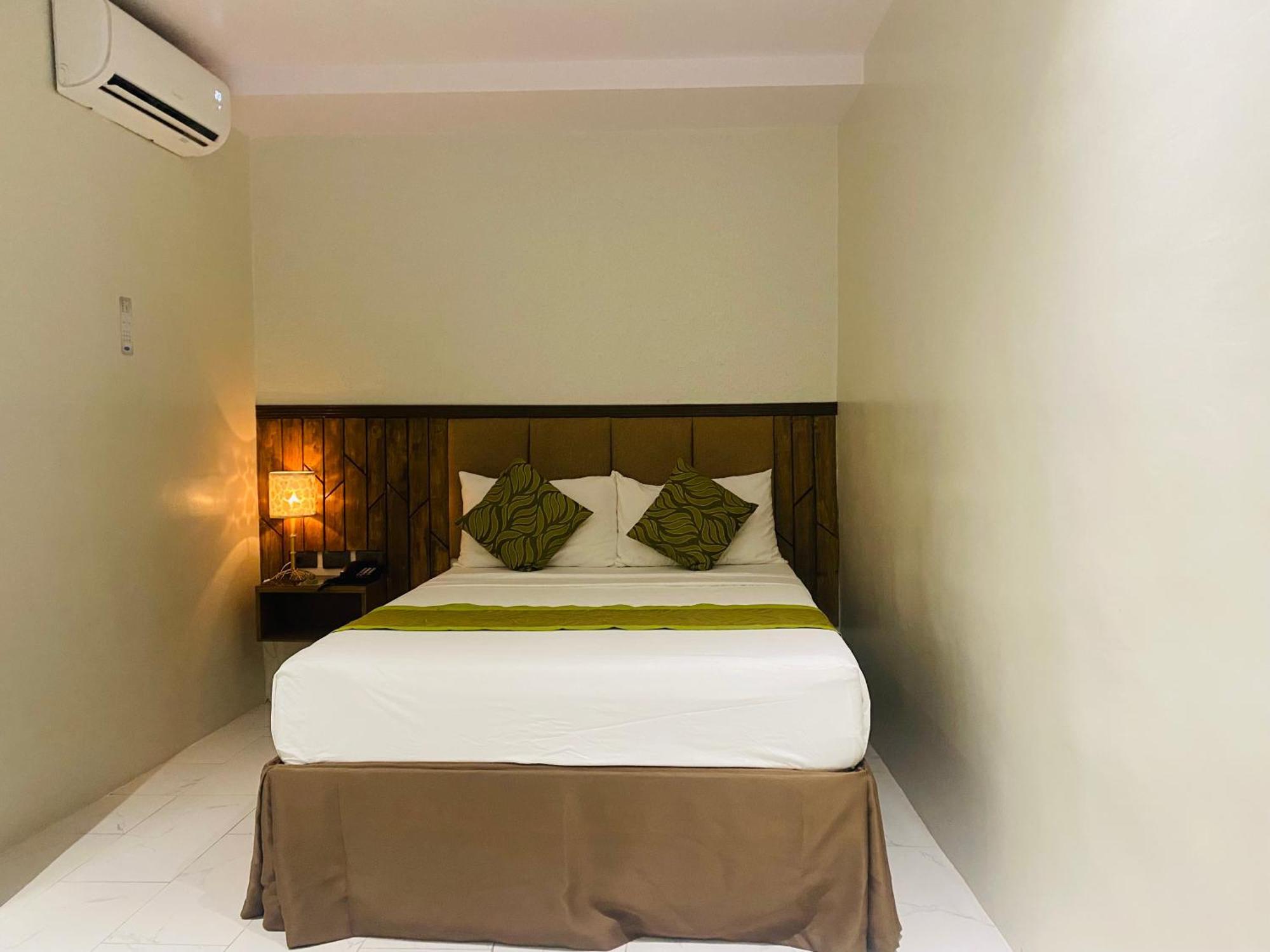 Maxi Hotel And Event Center Tagbilaran City Exteriör bild