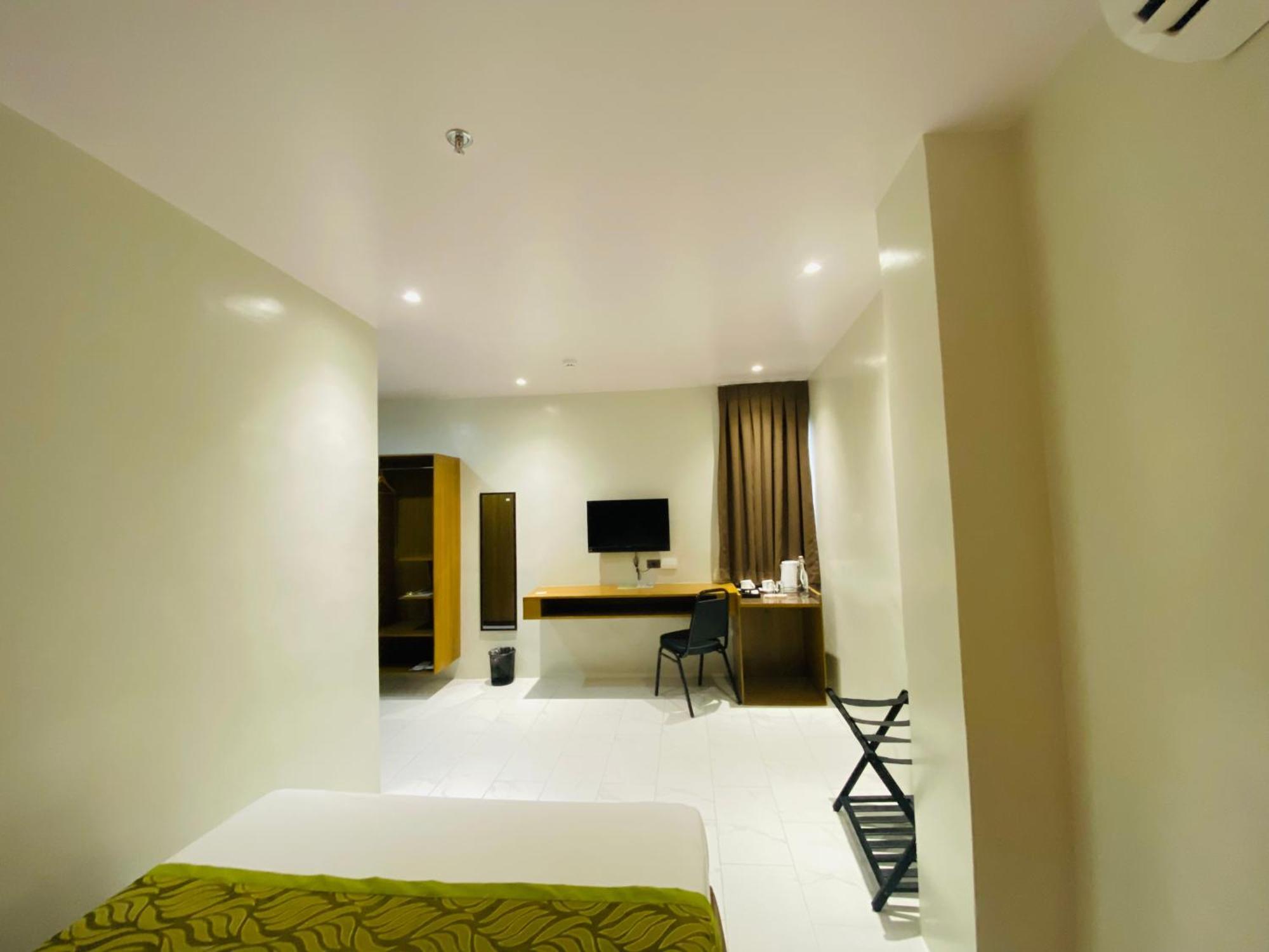 Maxi Hotel And Event Center Tagbilaran City Exteriör bild