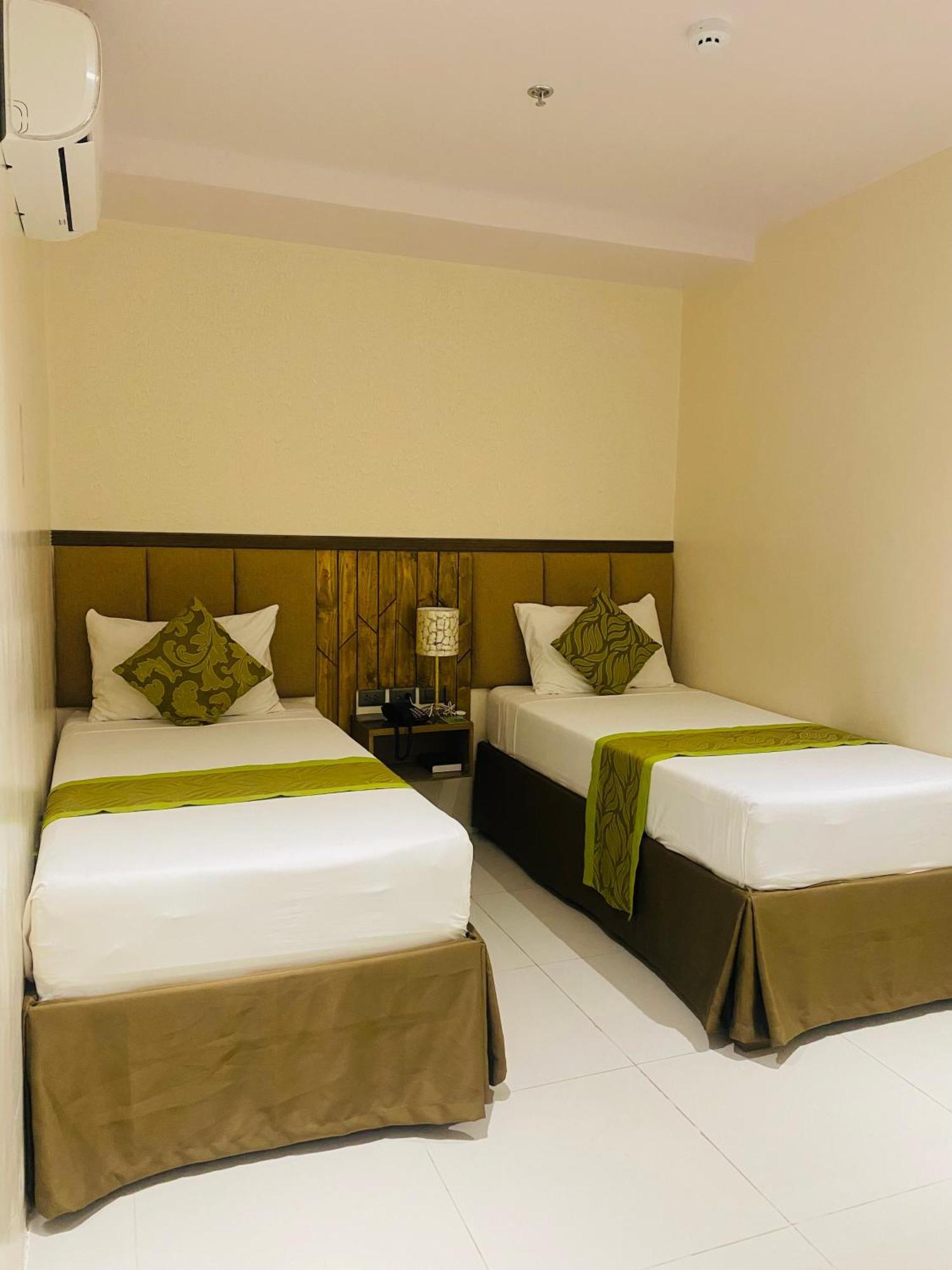 Maxi Hotel And Event Center Tagbilaran City Exteriör bild