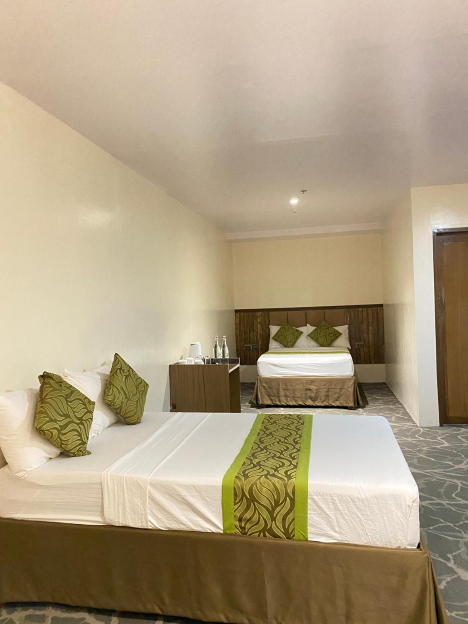Maxi Hotel And Event Center Tagbilaran City Exteriör bild
