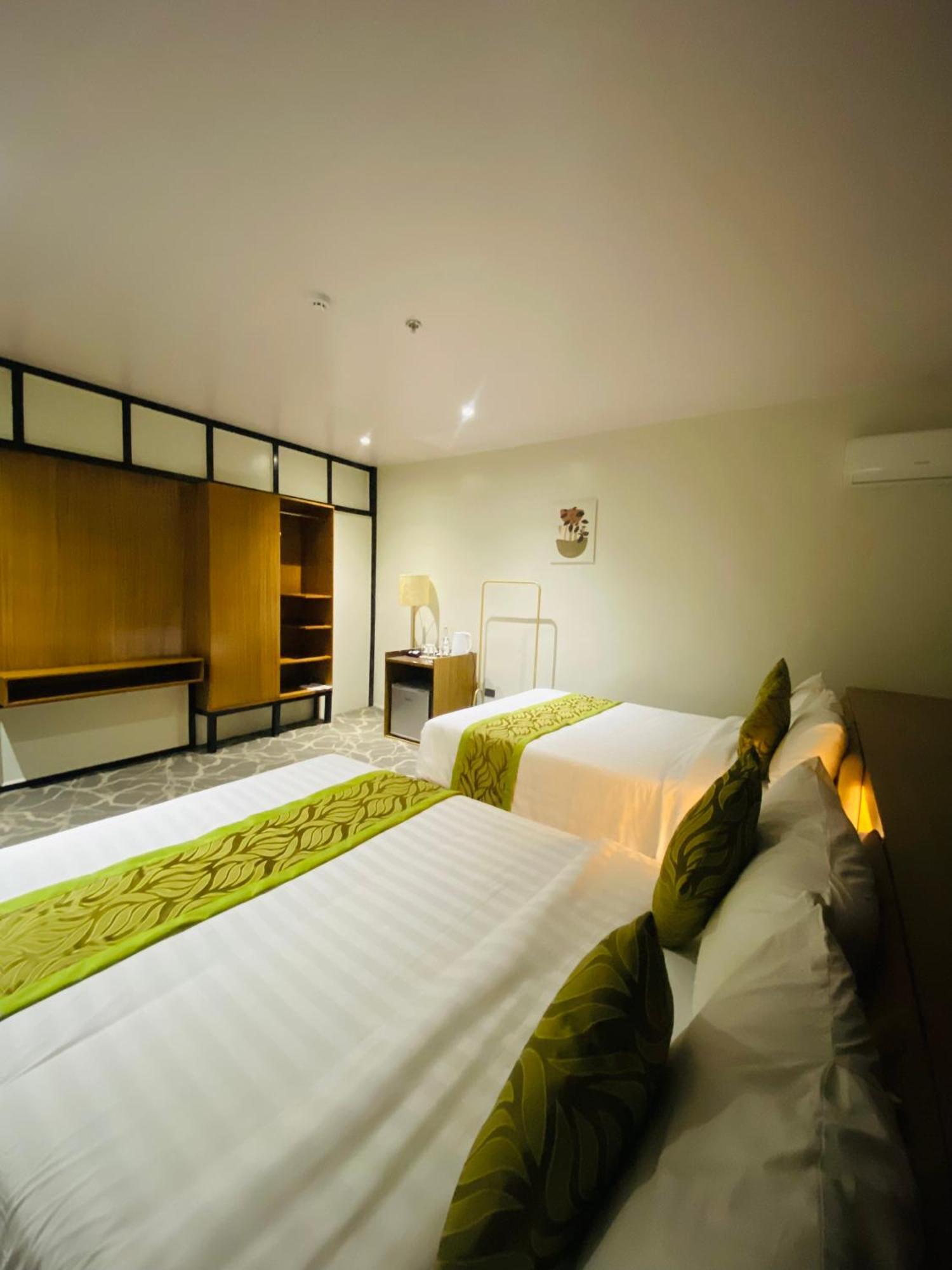 Maxi Hotel And Event Center Tagbilaran City Exteriör bild
