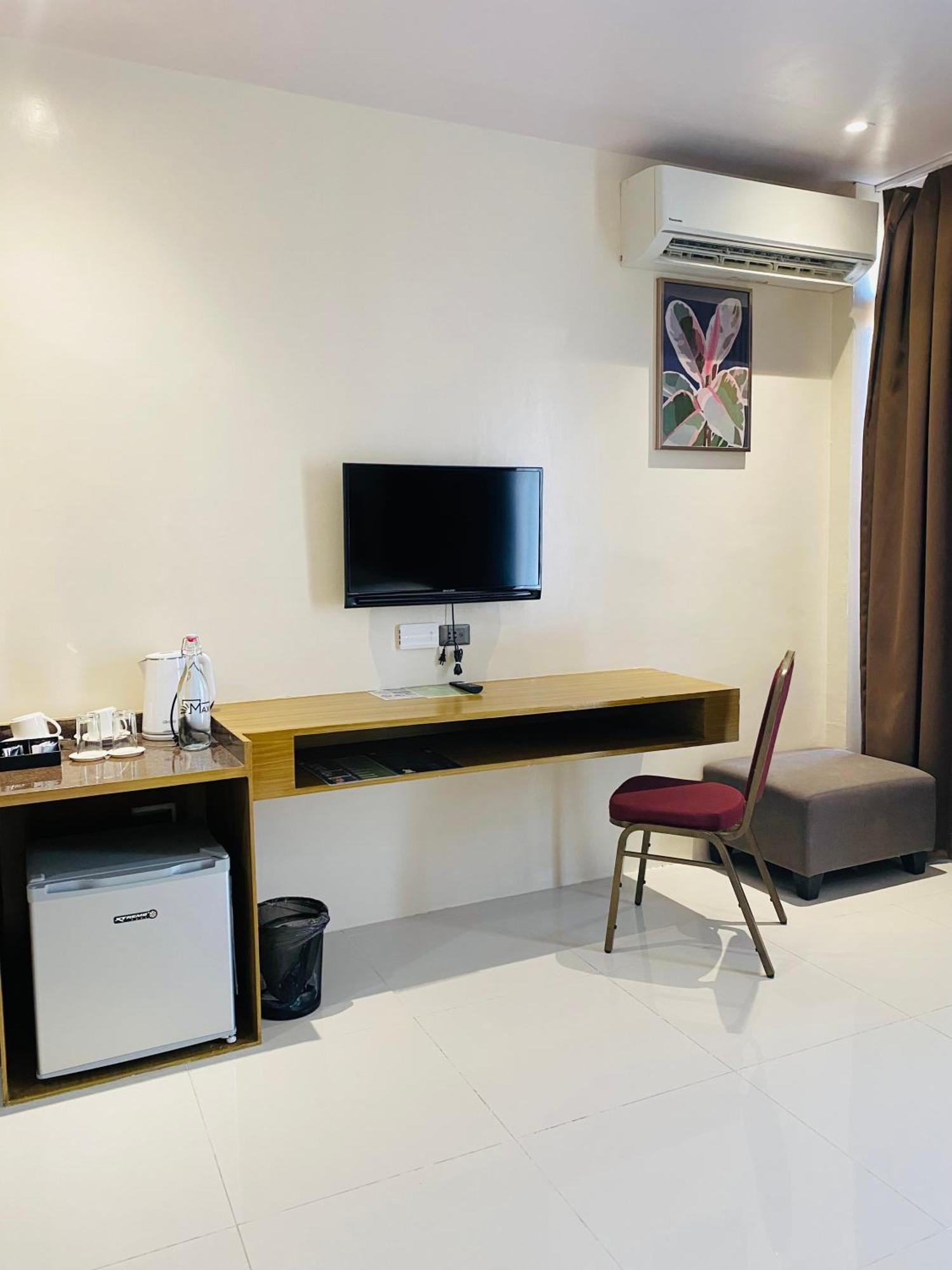 Maxi Hotel And Event Center Tagbilaran City Exteriör bild