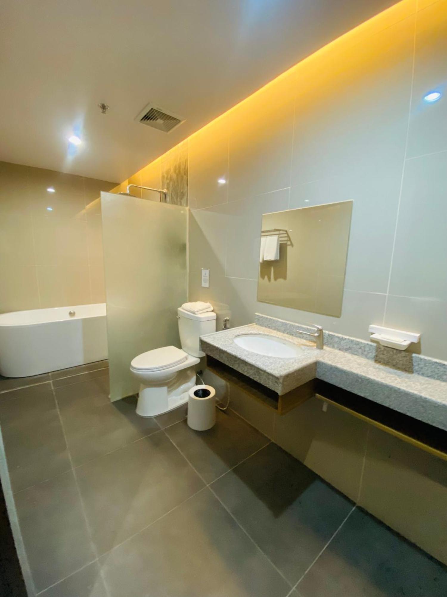 Maxi Hotel And Event Center Tagbilaran City Exteriör bild