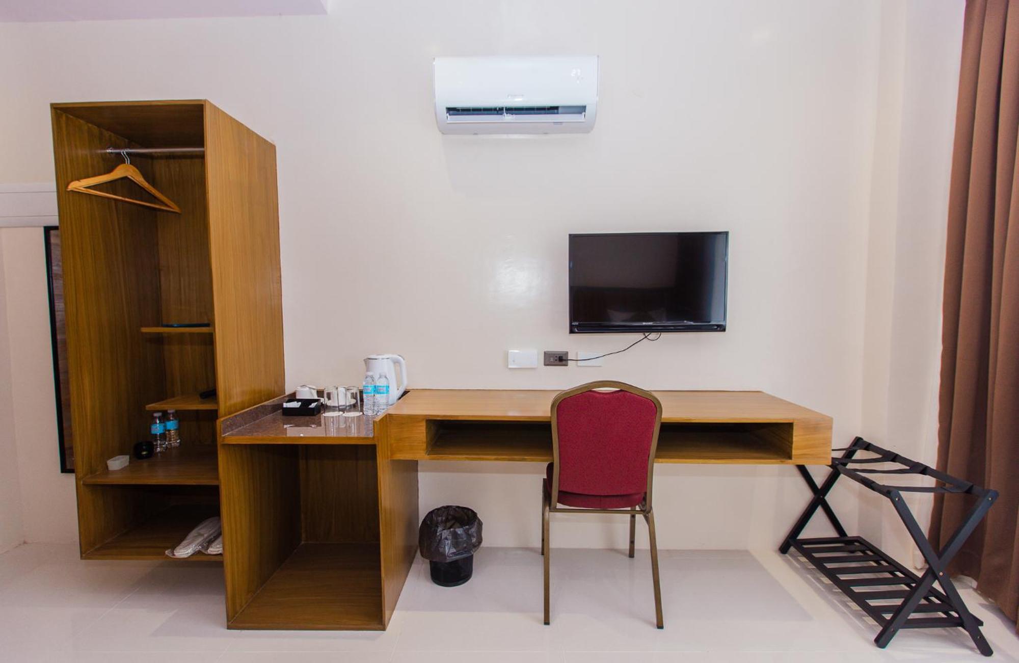 Maxi Hotel And Event Center Tagbilaran City Exteriör bild
