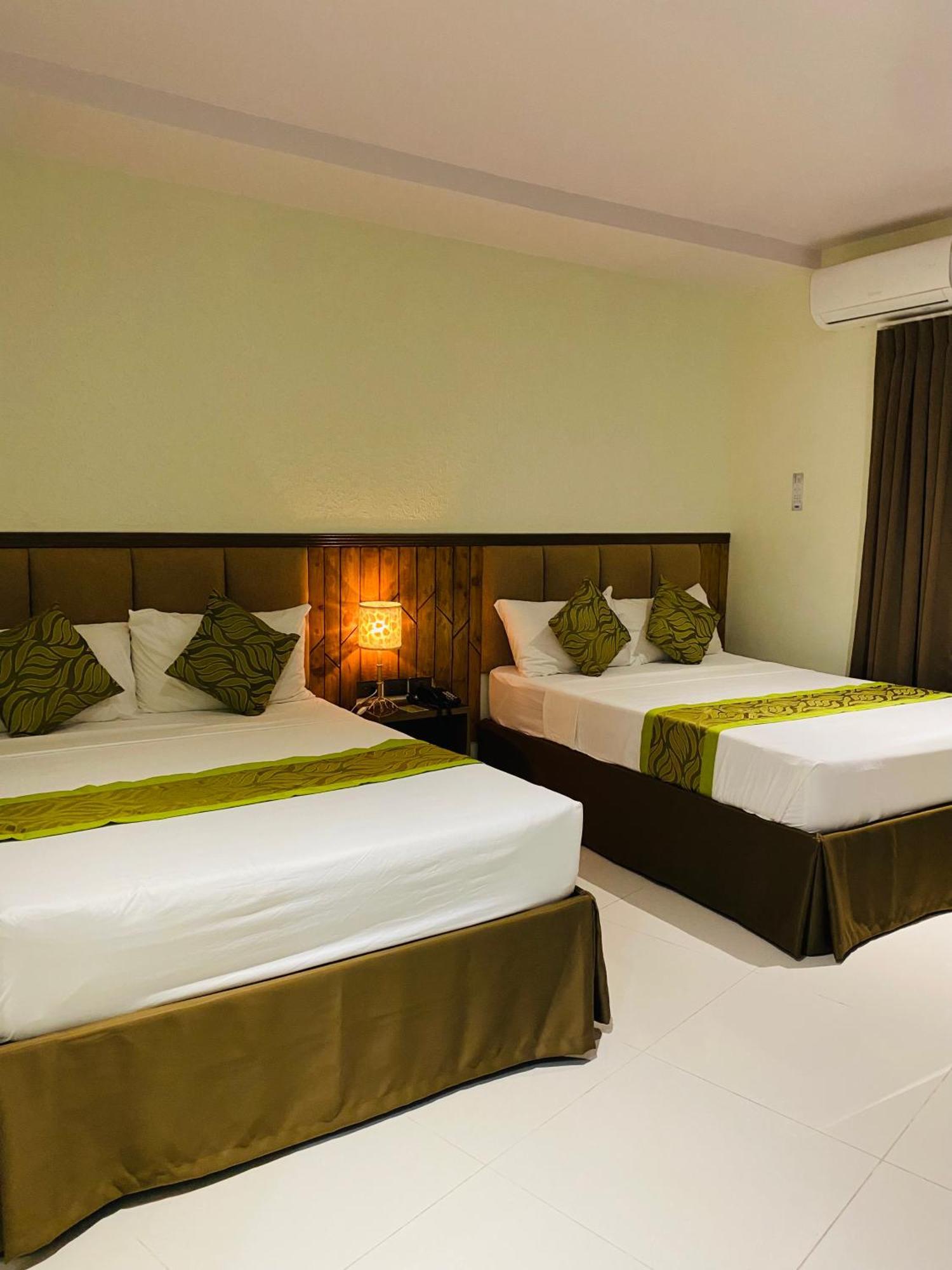 Maxi Hotel And Event Center Tagbilaran City Exteriör bild