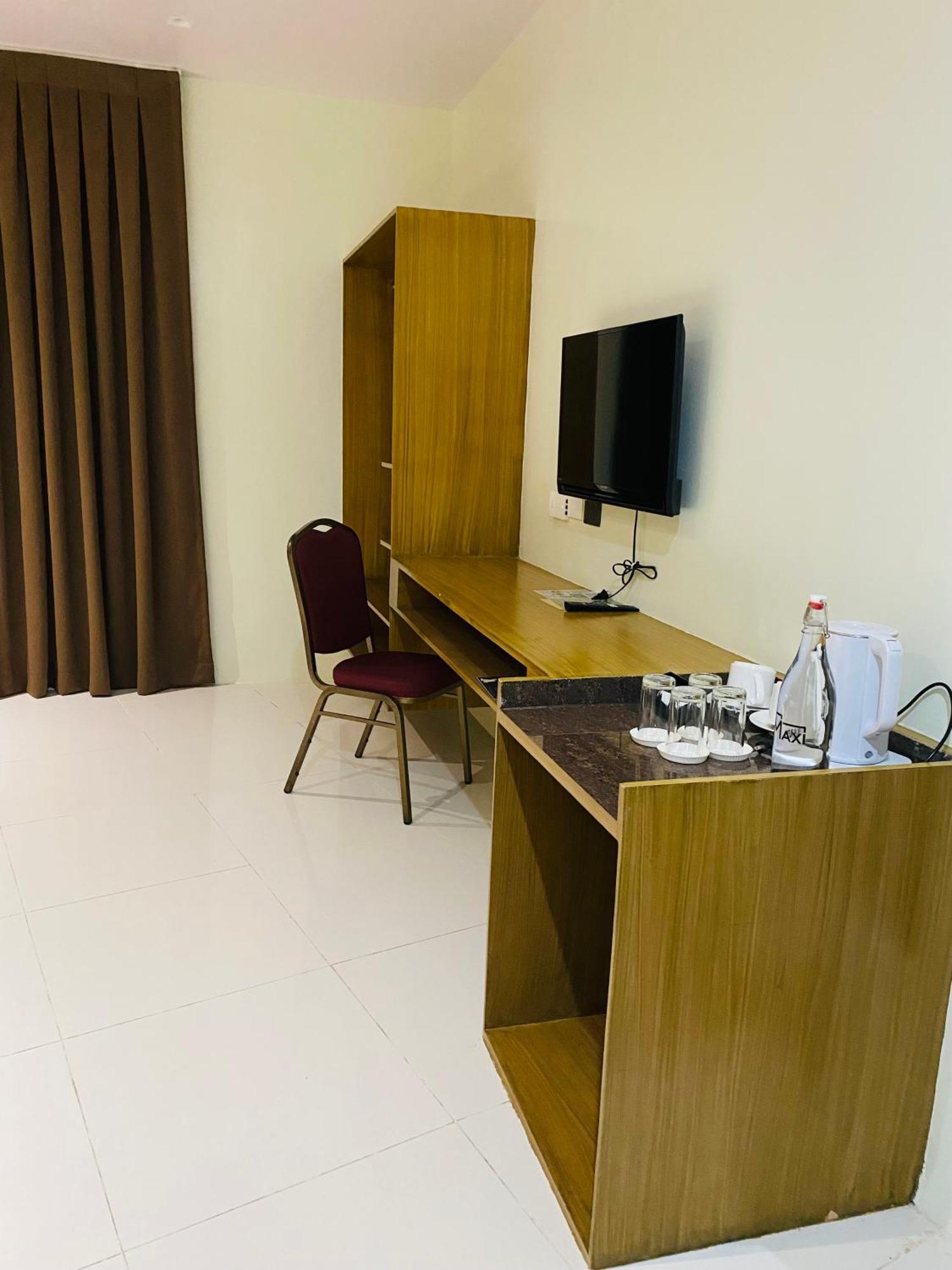 Maxi Hotel And Event Center Tagbilaran City Exteriör bild