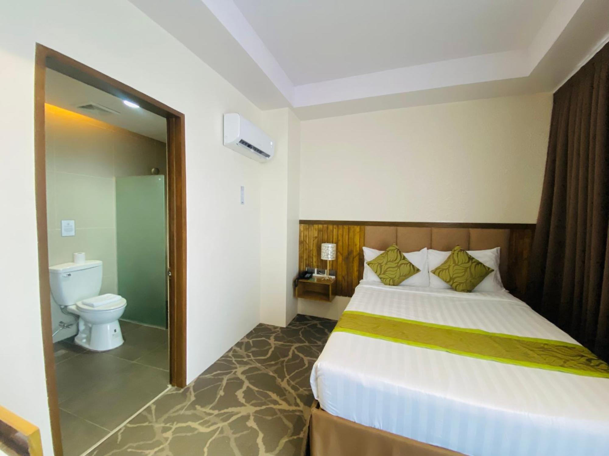 Maxi Hotel And Event Center Tagbilaran City Exteriör bild